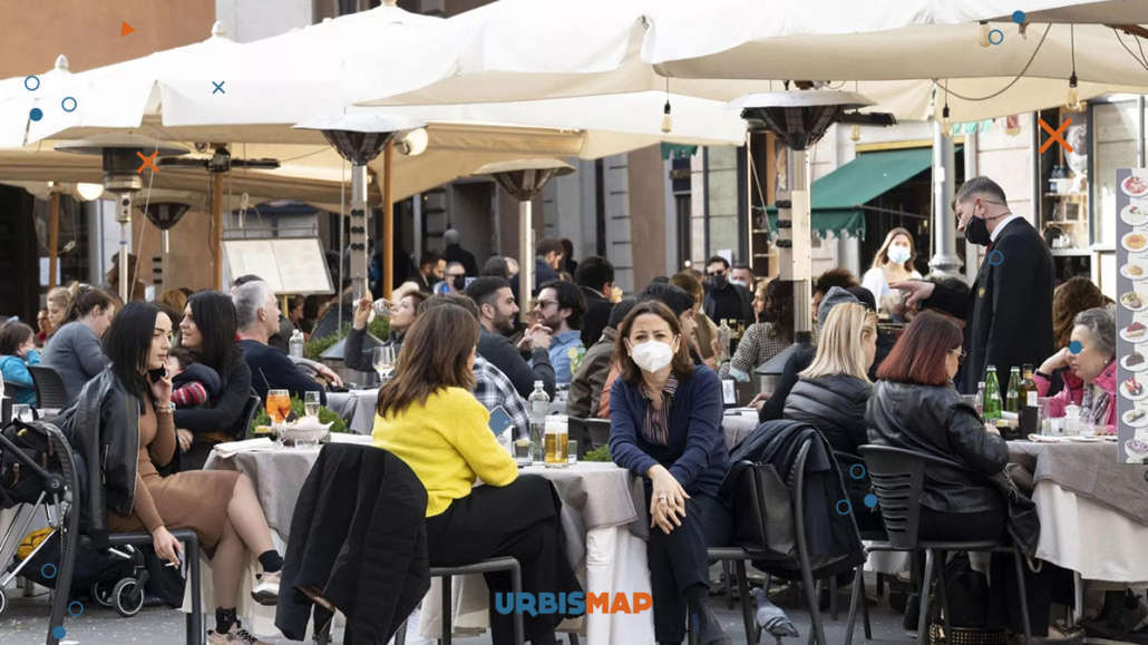 persone in piazza